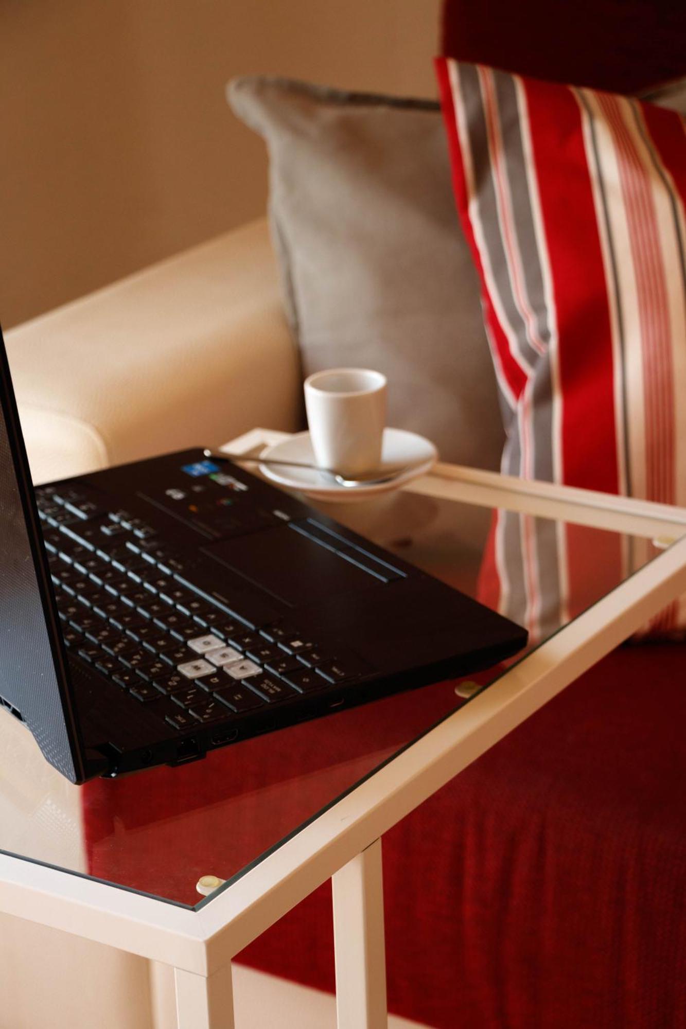 Luminoso. Comodo. Acogedor. Wifi. Junto A Ave Valencia Exterior photo